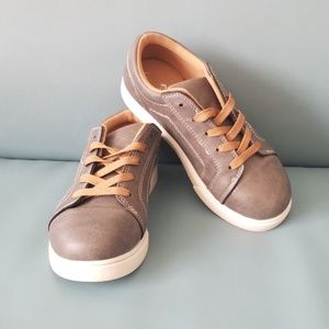 Brown Zoe & Zac Boy shoes size 5